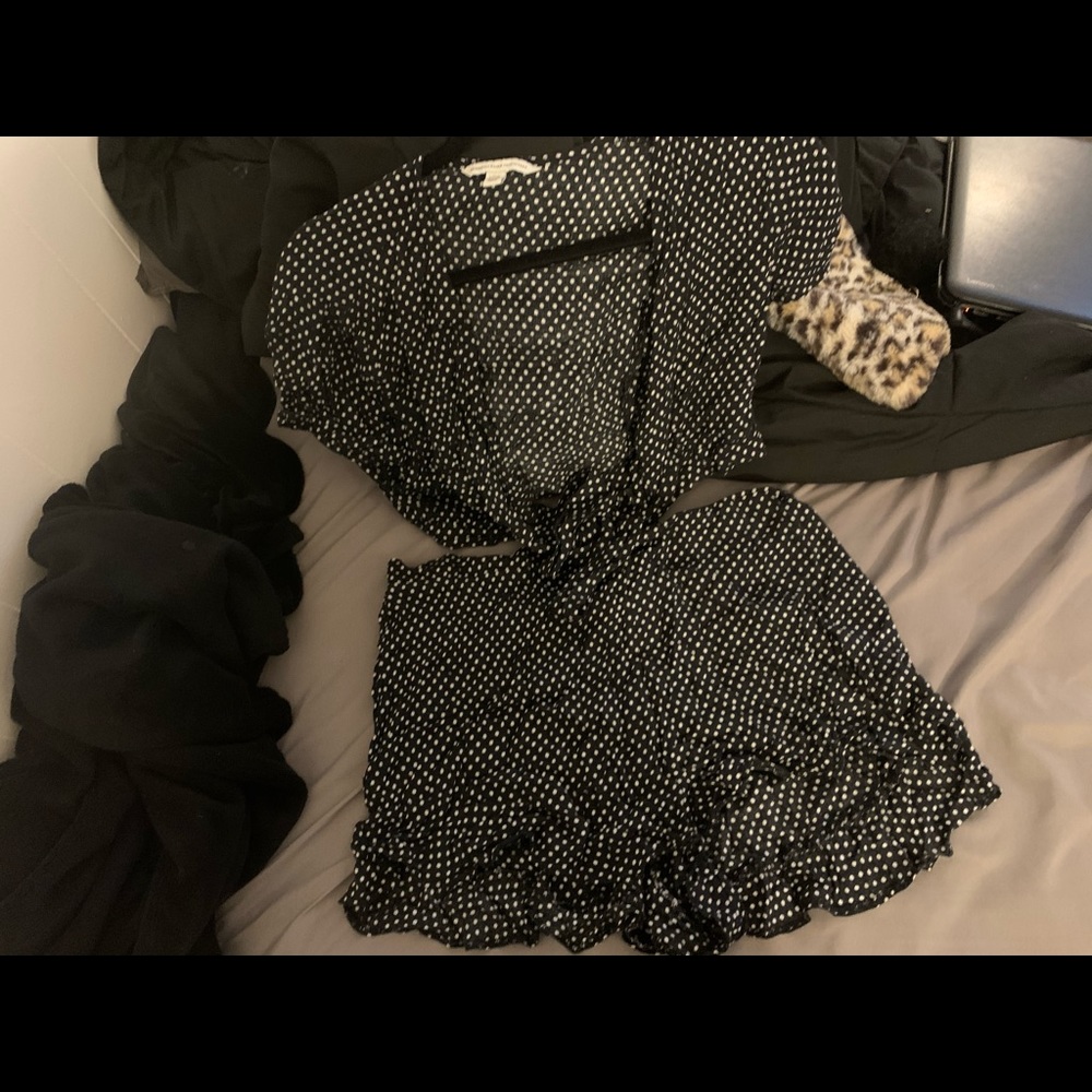 top & bottom pocka dot set. top w buttons & tie.